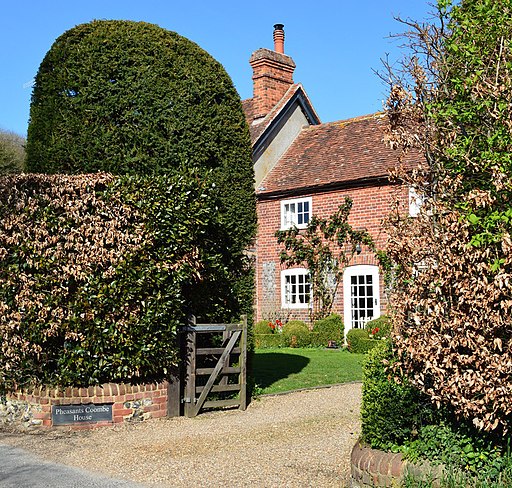 Village House, Pheasant's Hill, Buckinghamshire-geograph-4431165-by-Oswald-Bertram