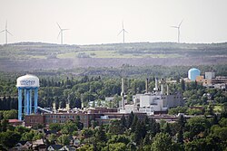 Gezicht op Virginia, met een watertoren en een rij windturbines in de verte