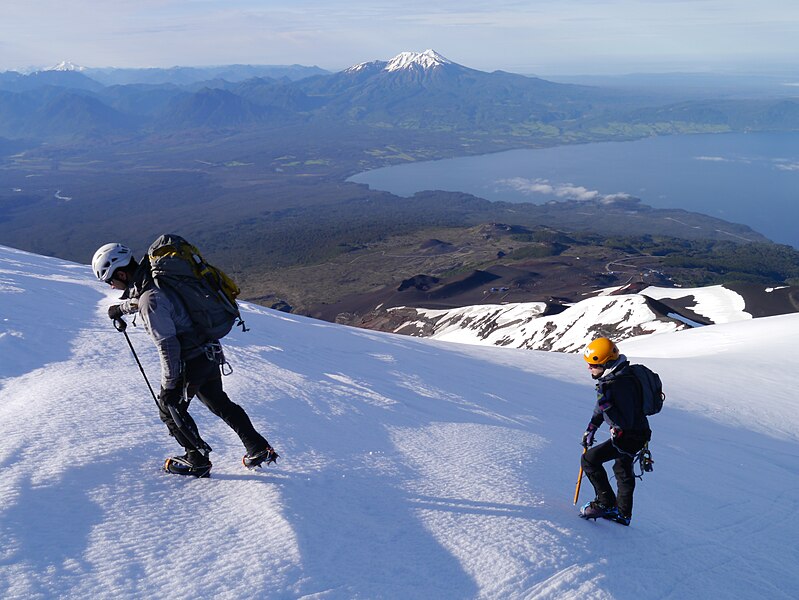 File:Vulkan Osorno, Puerto Varas, Chile (10986368703).jpg