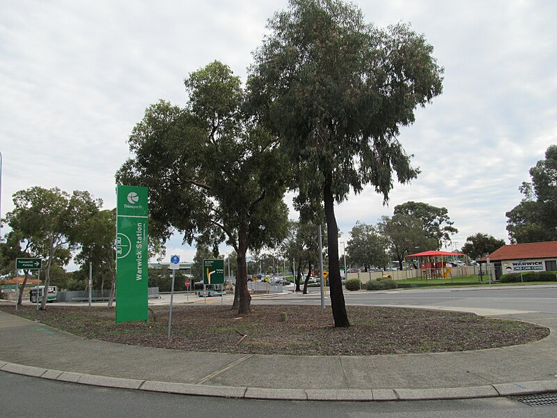 File:Warwick station Beach Road entrance sign.jpg