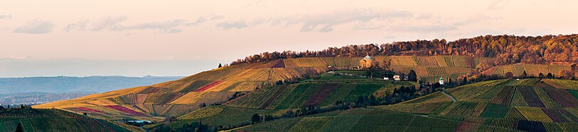 Deutsch: Sonnenuntergang über der Wein-und Obstbaulandschaft Württemberg und Getzenberg, in der Mitte die Grabkapelle auf dem Württemberg (Rotenberg). English: Sunset over the Landscape Protection Area "Wein-und Obstbaulandschaft Württemberg und Getzenberg", Württemberg Mausoleum in the center on the peak of Württemberg Hill.