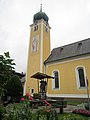 Dorfplatz undb kath. Pfarrkirche zum Heiligen Nikolaus