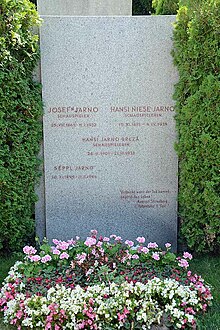 Grab der Familie Jarno auf dem Wiener Zentralfriedhof. Man beachte die Inschrift: Sie gibt den 25. August 1865 als Geburtsdatum an.