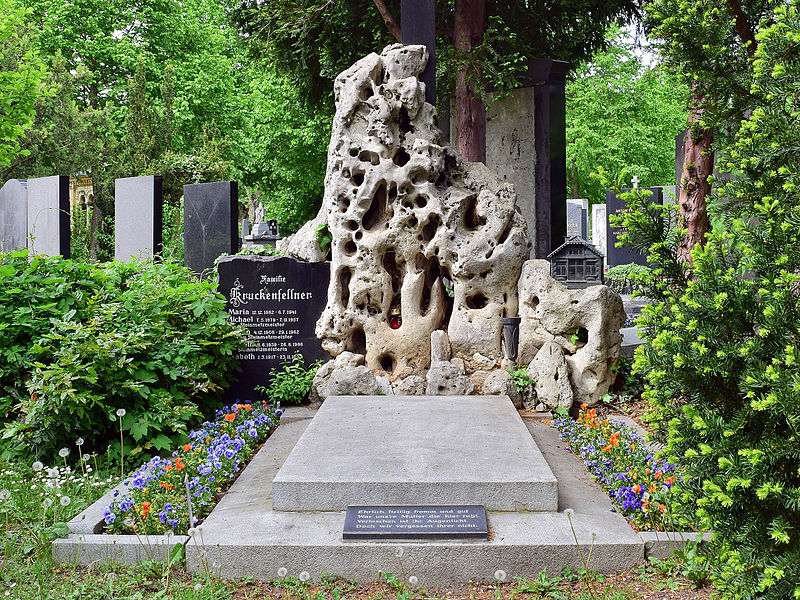 File:Wiener Zentralfriedhof - Gruppe 35H - Grab der Steinmetzfamilie Kruckenfellner.jpg