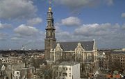 De Westerkerk torent hoog uit boven de omgeving. Foto: bmz.amsterdam.nl