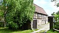 Wohnstallhaus, Toreinfahrt und Hofpflasterung eines Bauernhofes