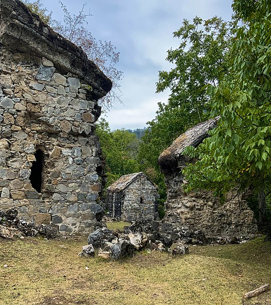 File:Yeddi kilsə monastırının Qərb bazilikası yaxınlığındakı sovməələrinin görünüşü.jpg