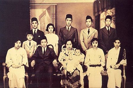 Fail:Yusof_Ishak_and_his_family,_1933.jpg