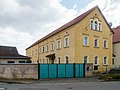 Dreiseithof mit Wohnstallhaus, Seitengebäude, Scheune, Hofpflasterung und Einfriedung