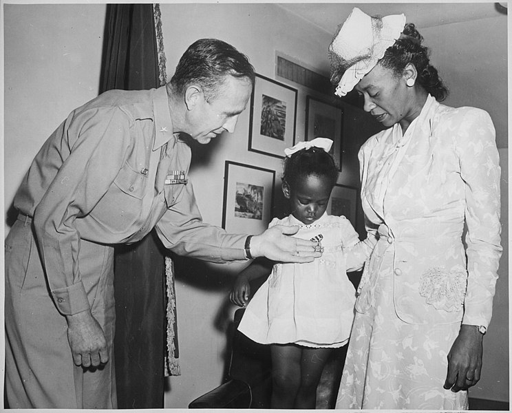 File:"Brig. Gen. Robert N. Young, Commanding General of the Military District of Washington, assists Melba Rose, aged 2, daug - NARA - 535559.jpg