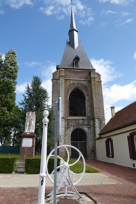Église Saint-Martin monument aux morts et pompe à eau, Fruncé, Eure-et-Loir, France.jpg
