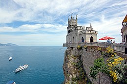 Das Schwalbennest auf den Klippen von Jalta ließ der deutschbaltische Öl-Millionär Baron von Steingel 1912 für seine Geliebte im neugotischen Stil eines mittelalterlichen Rheinschlosses errichten.