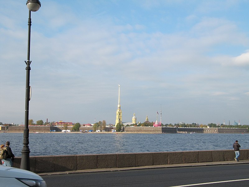File:Петропавловская крепость (вид со Дворцовой набережной).JPG