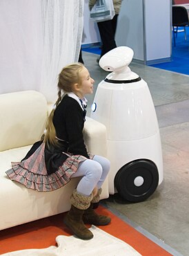 Робот R.Bot 100 и девочка.jpg