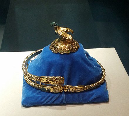 鷹頂金冠飾，1972年出土於杭錦旗阿魯柴登匈奴墓，被認為是匈奴王的金冠。現藏內蒙古博物院[8]