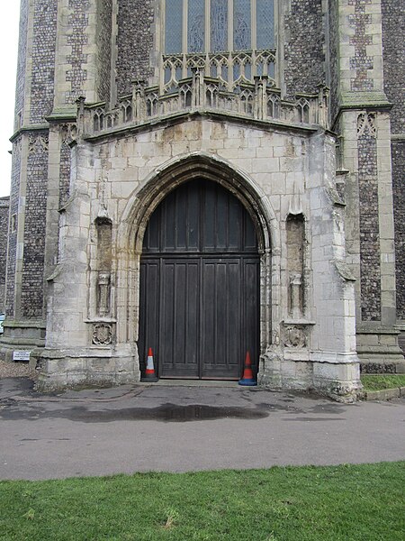 File:-2019-01-18 West porch, Saint Peter and Saint Paul's church, Cromer.jpg