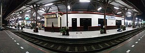 Panoramic view of the Cirebon Prujakan station platform -arya- Stasiun Cirebon Prujakan.jpg