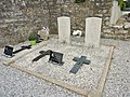 Les tombes des deux aviateurs anglais (le pilote, Anthony Phillips, et son navigateur, Robert Thompson) dont l'avion a été abattu le 4 juillet 1944, dans le cimetière de Bénodet.