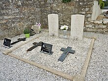 Les tombes des deux aviateurs anglais dont l'avion a été abattu le 4 juillet 1944, dans le cimetière de Bénodet.