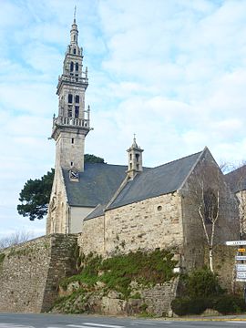 02 Bourg-Blanc Ossuaire et église paroissiale.JPG