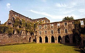 Antigua abacial en Villers-la-Ville, ruinas del transepto sur de la abadía y de su claustro (s. XIII)