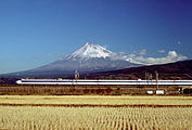 17. KW Eine Zug der Shinkansen-Baureihe 0 (Japanese National Railways) auf der Strecke zwischen den Städten Mishima und Fuji in der Präfektur Shizuoka. Im Hintergrund der Berg Fuji.