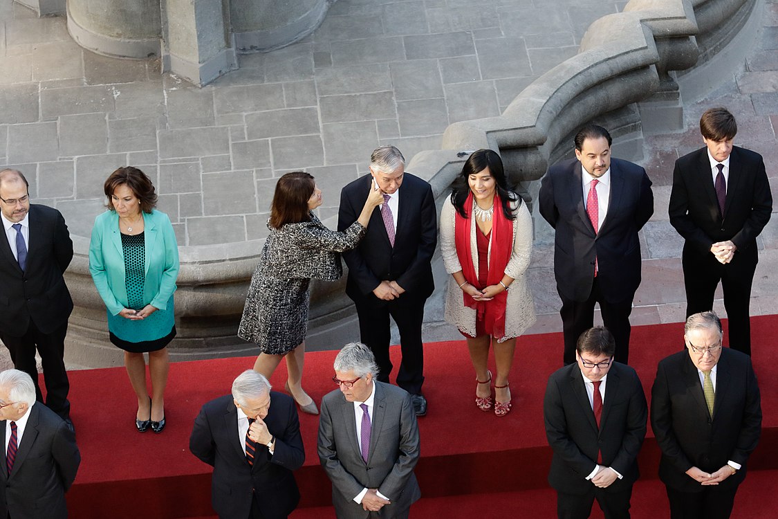 11 Marzo 2018, Pdta. Bachelet y Ministros participan de foto oficial previo al cambio de mando. (26876848788).jpg