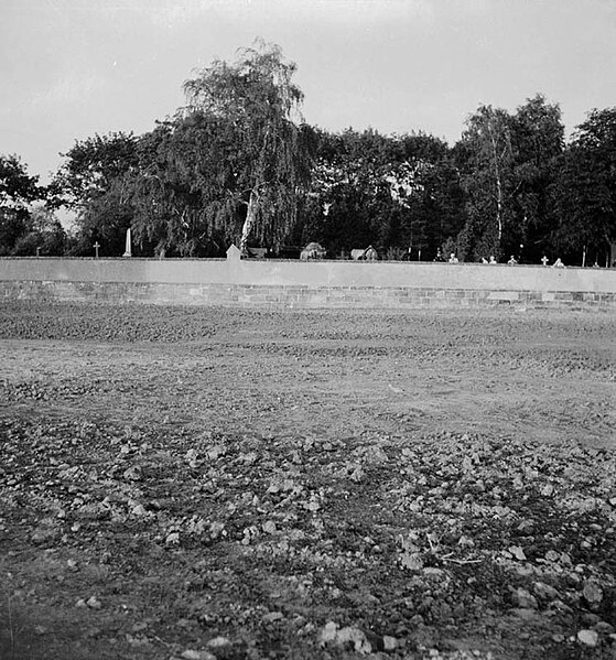 File:1935-09 Friedrich Schiemenz Fotografie Maschsee Löwenbastion Stadtfriedhof Engesohde Niedersächsisches Landesmuseum Hannover.jpg