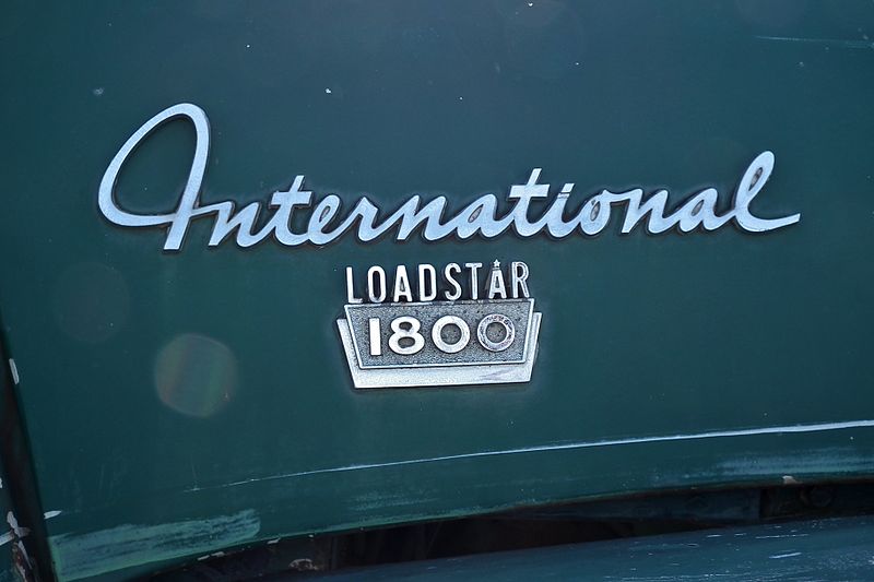 File:1969 International Loadstar 1800 prime mover (5987212572).jpg