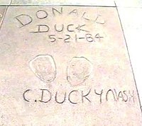 Huellas del Pato Donald en el Grauman's Chinese Theatre firmadas por Nash.