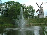 Een fontein in de vestinggracht nabij de molen Nooit Gedagt in mei 2007