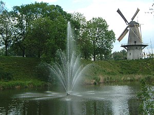 Een fontein in de vestinggracht nabij de molen Nooit Gedagt in mei 2007