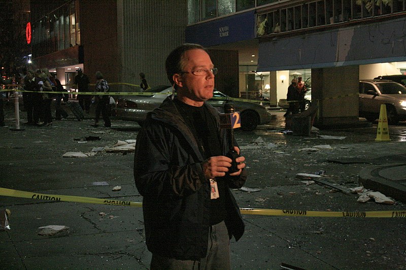 File:2008-03-15 Reporter in front of the CNN Center 2.jpg