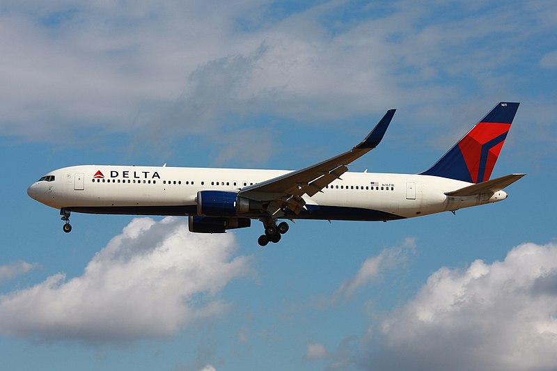 File:2010-07-15 B767 Delta N1611B EDDF 04.jpg