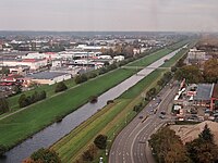 Blick vom Burda-Hochhaus nach Norden über Freiburger Straße, Kinzig und das Industriegebiet im Westen