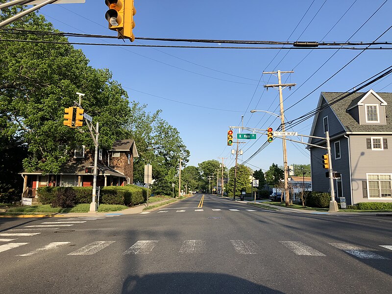 File:2018-05-25 18 49 57 View east along Monmouth County Route 524 Spur (Atlantic Avenue) at Main Street in Manasquan, Monmouth County, New Jersey.jpg