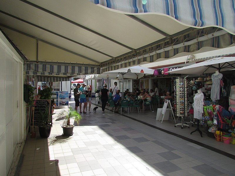 File:31-07-2017 Centro comercial Borda D'Agua, Rua Ramalho Ortigao, Albufeira.JPG