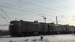 Файл:4ТЭ10С-0019 с путеремонтным поездом, ст.Ижевск.webm