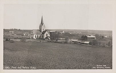 480 Parti ved Veldre Kirke - no-nb digifoto 20150812 00015 bldsa PK26170.jpg