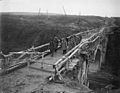 König Georg V. überquert mit Captain A H Charlton die Brücke.