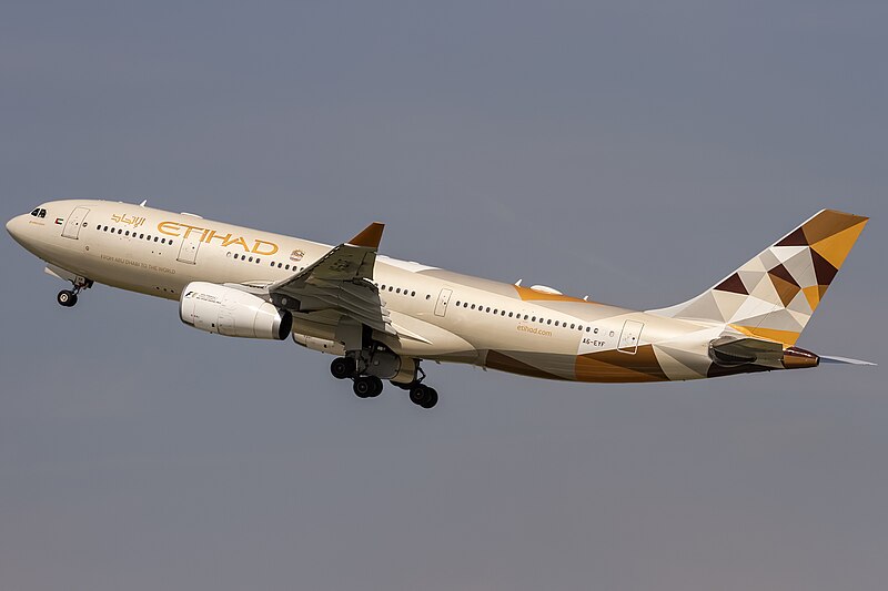 File:A6-EYF Etihad Airways Airbus A330-243 departing to Abu Dhabi (AUH - OMAA) @ Düsseldorf - Rhein-Ruhr International (DUS - EDDL) - 21.07.2016 (27857498434).jpg