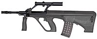 Steyr AUG A1亦預設前握把。