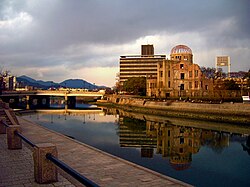 夕焼けの相生橋と原爆ドーム（2008年）。