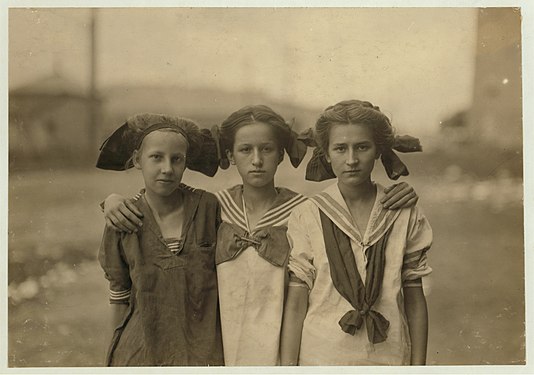 "Adolescent_spinners_in_the_Suffolk_(Va.)_Knitting_Mills._One_of_these,_fourteen_years_old,_said_she_had_been_working_here,_off_and_on,_for_four_years,_and_earns_about_one_dollar_a_day_now._LOC_cph.3b19536.jpg" by User:Fæ