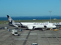 Air NZ 787 ZK-NZI at AKL (33836049151).jpg