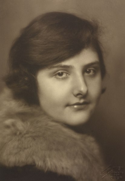 File:Alma Rosé (1906–1944) 1927 © Georg Fayer (1892–1950).jpg