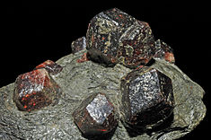 Krystaly almandinu z Tyrolské parageneze