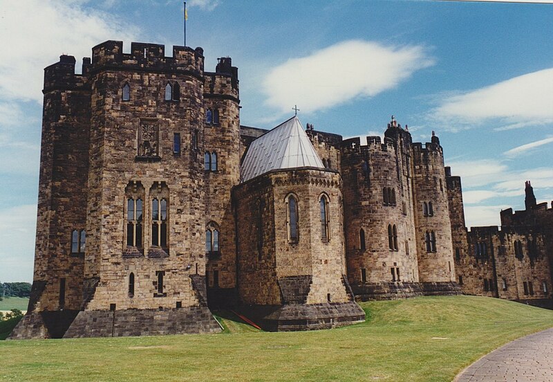 File:Alnwick Castle - geograph.org.uk - 5054065.jpg