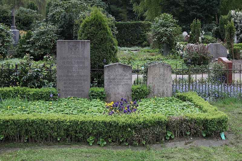 File:Alter Niendorfer Friedhof Grab Berenberg-Goßler.jpg