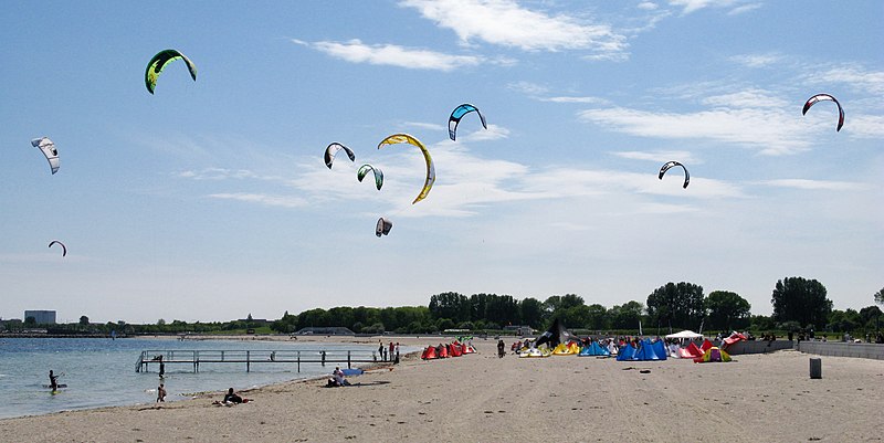 File:Amager Strandpark - kite surfers.jpg